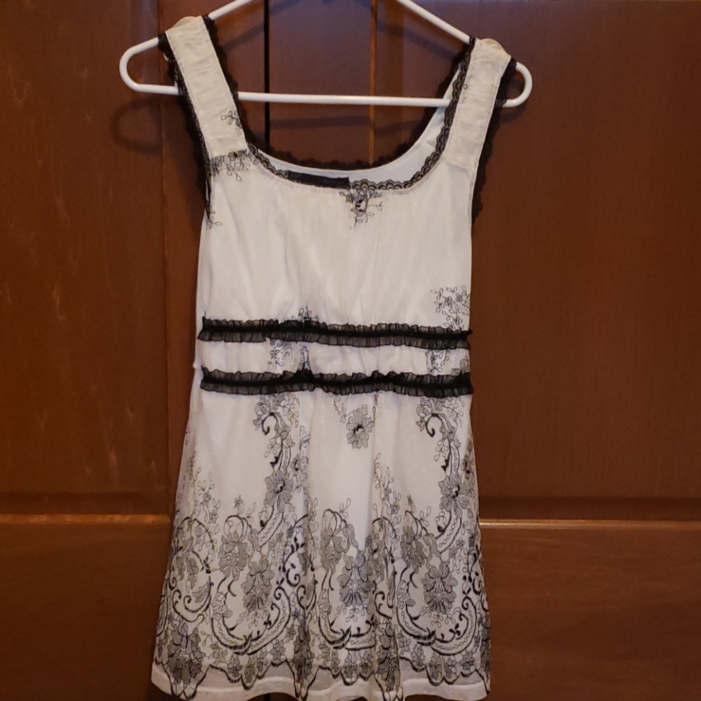 Womans sleeveless lace top